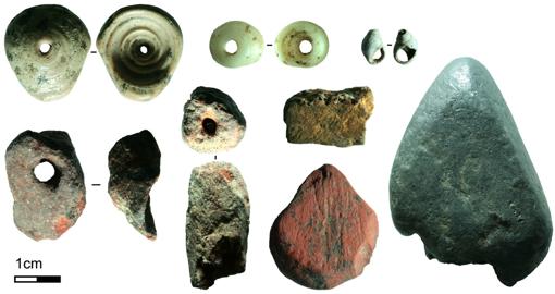 El equipo encontró cuentas de concha de hace aproximadamente 45.000 años