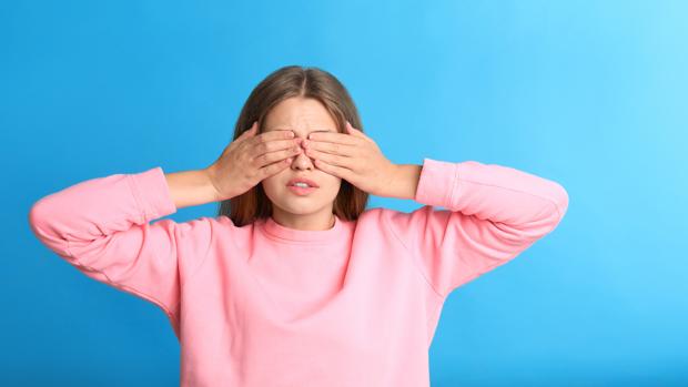 Coronavirus: ¿Por qué algunas personas rechazan la ciencia y los hechos que no encajan con su visión?