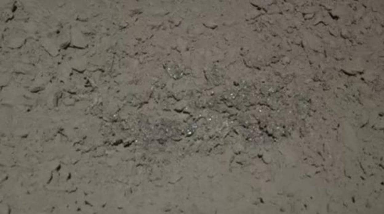 Esta es una de las imágenes tomada por el rover chino Yutu 2 de la misteriosa sustancia hallada en la cara oculta de la Luna