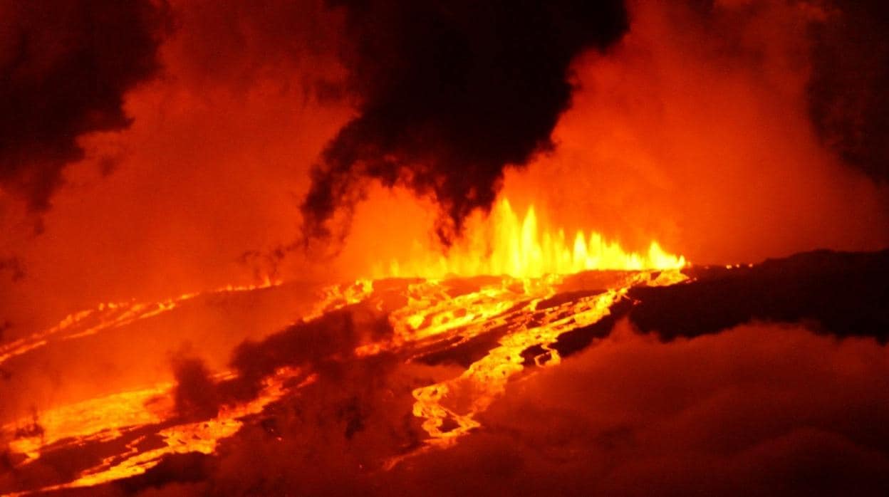 La imagen muestra la erupción del volcán Wolf, en las Islas Galápagos, en 2015