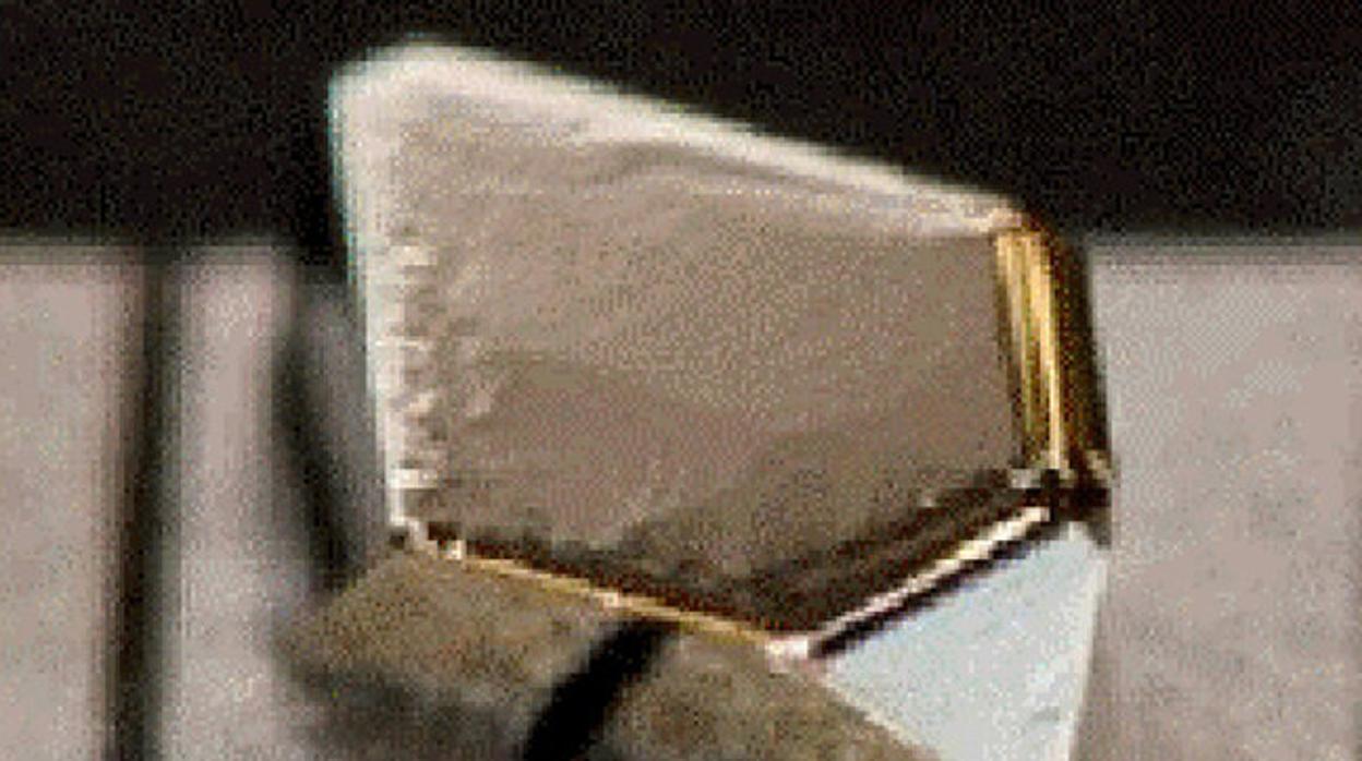 Esta imagen muestra un ejemplo de un cristal de sulfuro de hierro (pirita) cultivado en el laboratorio de la Universidad de Minnesota con una pureza extremadamente alta usando un método llamado transporte de vapor químico