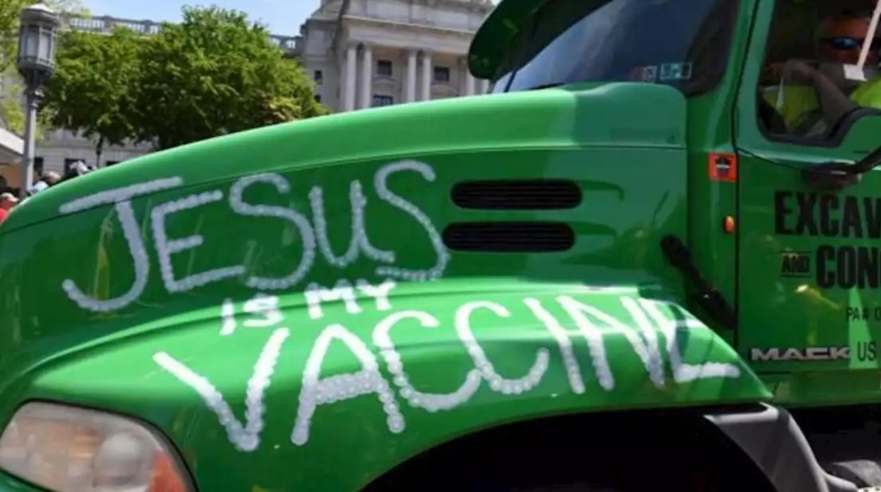 Una inscripción realizada durante unas protestas en contra de las vacunas y el confinamiento en Harrisburg, Pensilvania (EE.UU.), en mayo