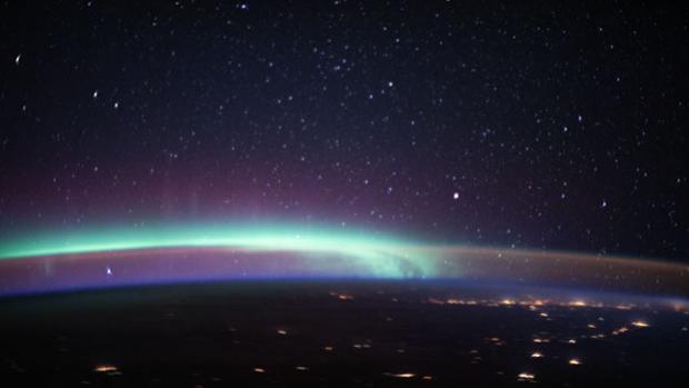 La increíble foto espacial que capta dos fenómenos terrestres en una sola imagen