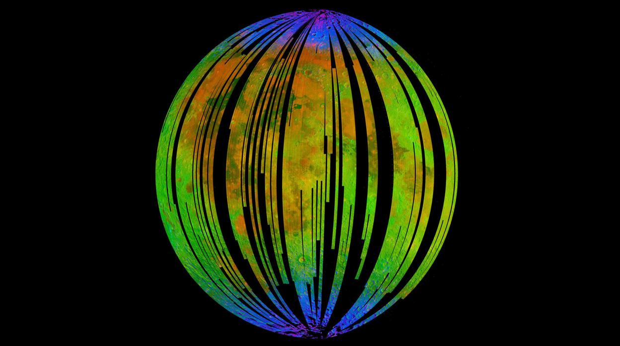 Las áreas azules en esta imagen del orbitador Chandrayaan-1 muestran agua concentrada en los polos de la Luna, donde también se ha detectado hematita, una forma de óxido