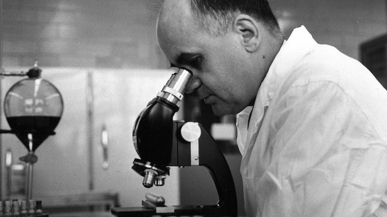 Maurice Hilleman, en su laboratorio