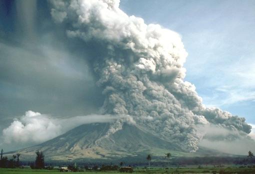 Varias coladas piroclásticas en el volcán Mayón, en Filipinas, en una erupción ocurrida en 1984