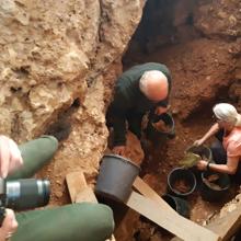 Trabajos en la cueva de Qesem