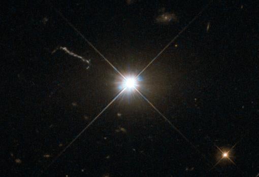 3C273, un cuásar localizado en la constelación de Virgo. Al principio se pensó que era una estrella, pero luego se concluyó que era el núcleo de una galaxia muy lejana. Con el tiempo, se asoció con la presencia de una agujero negro supermasivo devorando materia