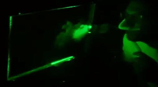 Un voluntario tose sobre un escáner láser durante el experimento