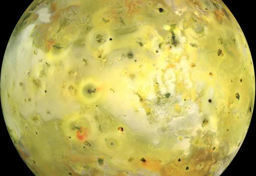 Imagen a color real de Ío, captada por la sonda Galileo en 1999. Su superficie muestra el rastro de innumerables erupciones volcánicas
