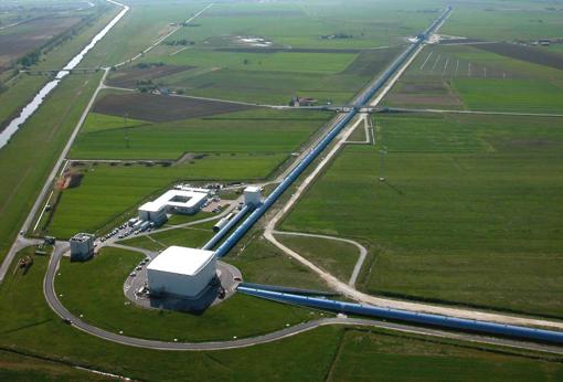 Vista aérea del detector Virgo, en Cascina, cerca de Pisa (Italia), con dos brazos de 3km