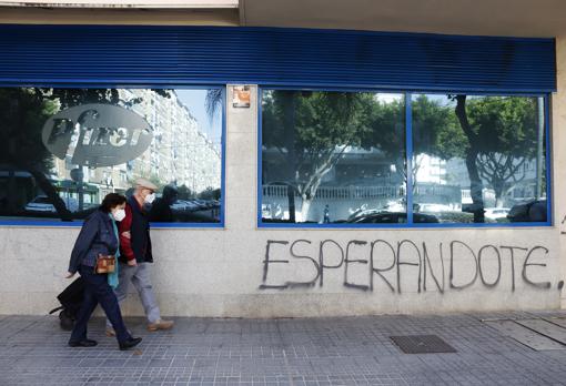 Fachada de una sede de Pfizer, en Málaga, el pasado 19 de noviembre