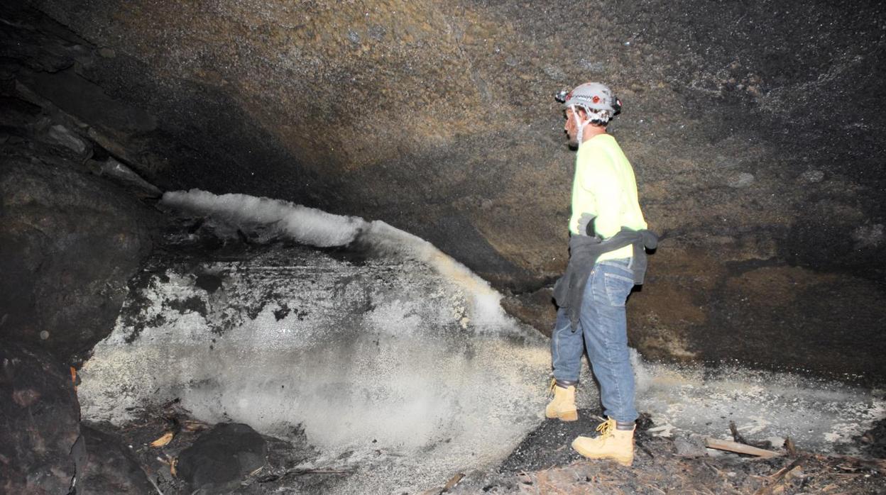 El profesor Bogdan Onac, con un depósito de hielo en Nuevo México