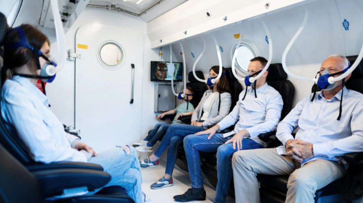 Un grupo de pacientes en el interior de una cámara hiperbárica