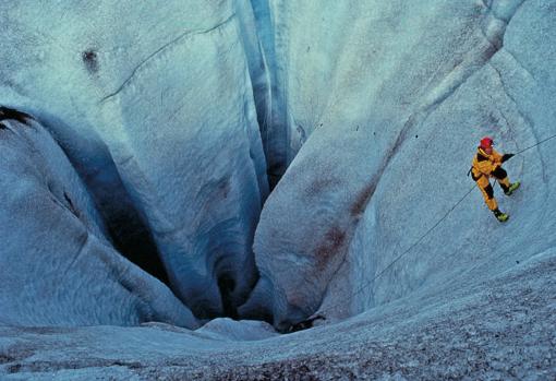 La investigadora, entrando en un sumidero