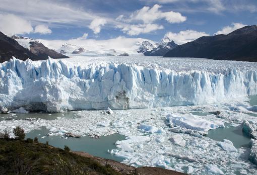 El glaciar Perito Moreno en 2005. La nieve forma hielo en el extremo más alejado, y éste va avanzando muy lentamente hasta el mar
