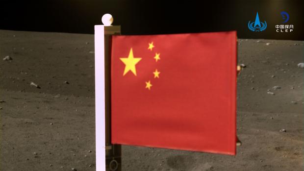 China planta su bandera en la superficie de la Luna