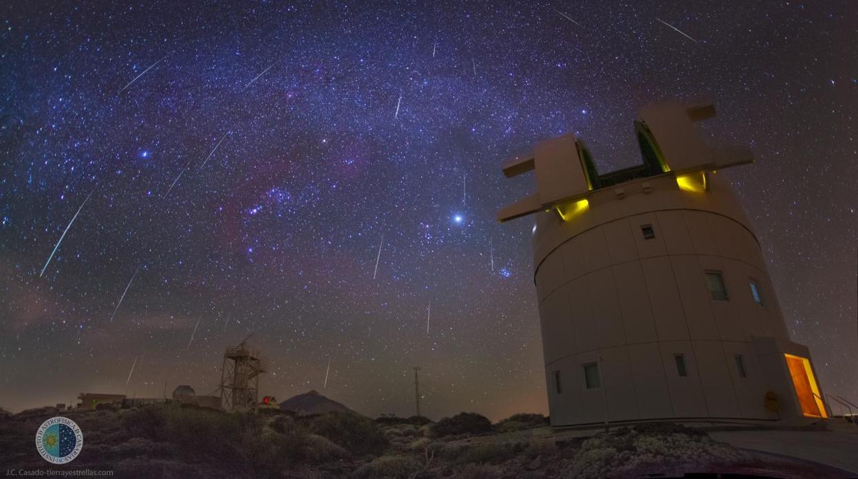 Gemínidas sobre el Observatorio del Teide la noche del 14 de diciembre de 2012. En primer plano se muestra el Telescopio OGS (ESA). Centrada en la imagen la constelación de Orión y el objeto más brillante es Júpiter