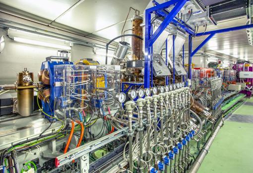 Imagen del túnel de aceleradores, donde se ve el anillo de almacenamiento