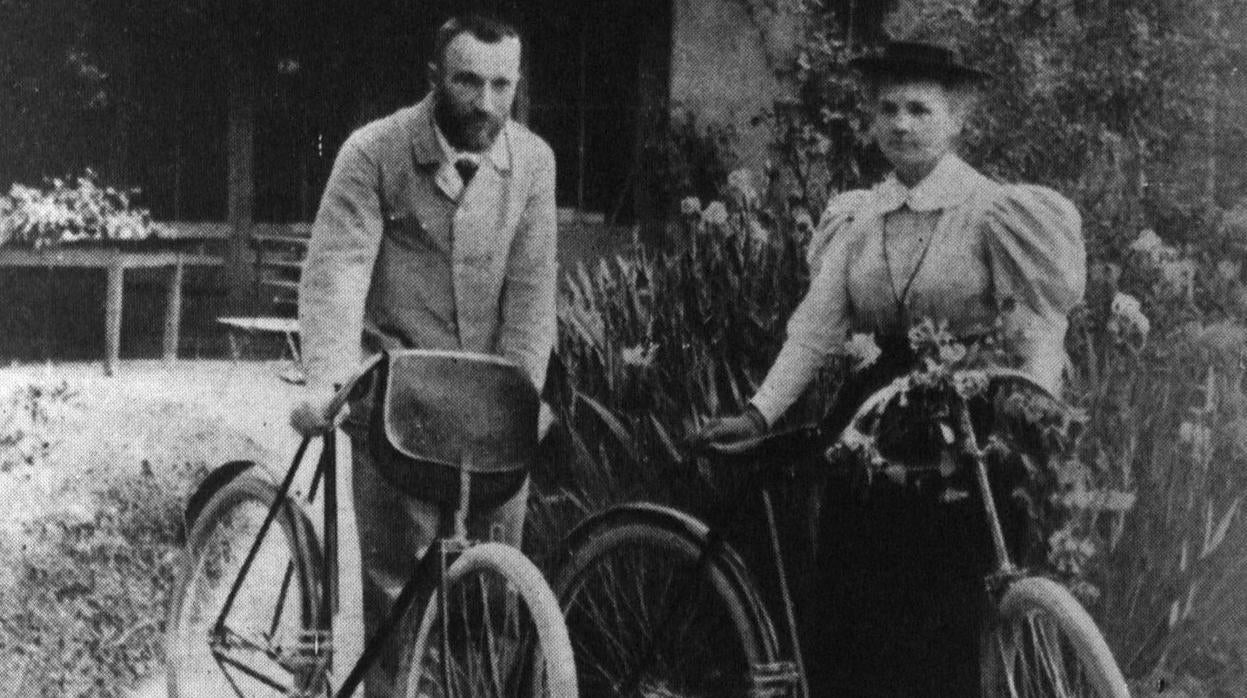 El matrimonio Curie montando en bicicleta