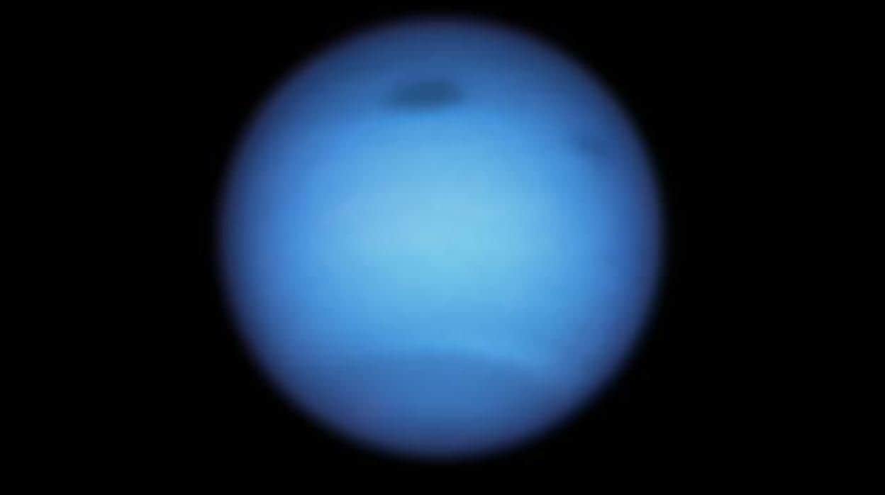 En la imagen, la tormenta de Neptuno, mayor que el océano Atlántico