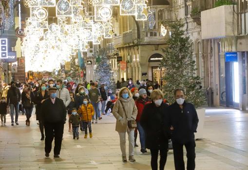 Las compras navideñas y las reuniones familiares también pueden haber aumentado los contagios en Reino Unido. En la imagen, transeúntes pasean por Vigo el 25 de diciembre