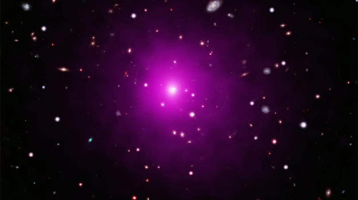 Imagen del cúmulo de galaxias Abell 2261 conseguida sumenado datos ópticos del telescopio espacial Hubble, de la Nasa, y del japonés Subaru con datos de rayos X del Observatorio Chandra. En el centro de la imagen, la gran galaxia cuyo agujero negro se resiste a ser detectado