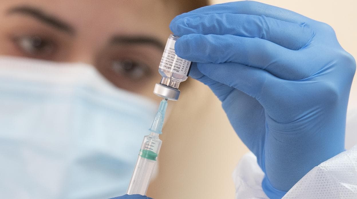 Una trabajadora sanitaria a punto de inyectar una vacuna de Pfizer/BioNTech en una residencia de Alcalá de Henares, Madrid