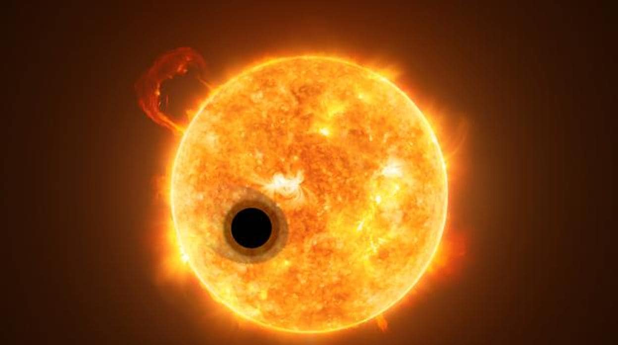 Interpretación artística del exoplaneta WASP-107b y su estrella, WASP-107. Parte de la luz de la estrella fluye a través de la capa de gas extendida del exoplaneta.