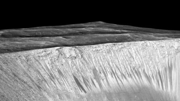 Descifran el enigma detrás de las misteriosas rayas negras de la superficie de Marte
