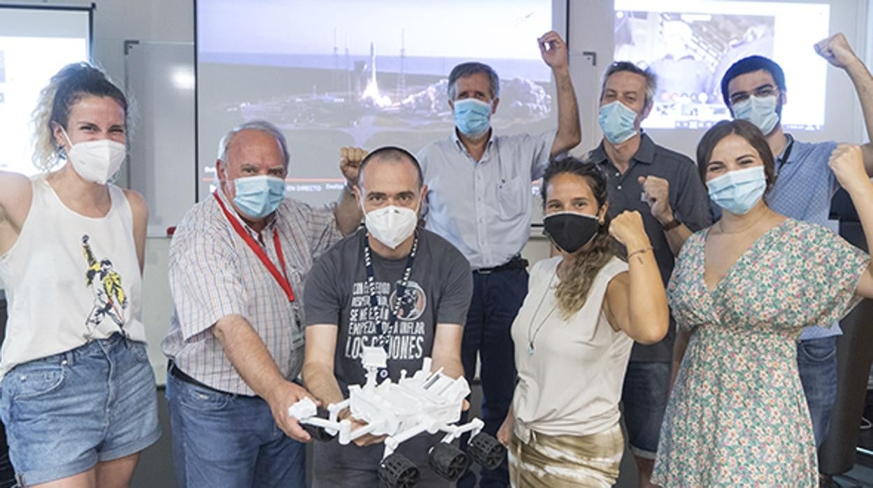 El grupo de investigación IBeA del Departamento de Química Analítica de la Facultad de Ciencia y Tecnología de la UPV/EHU. Juan Manuel Madariaga, líder del equipo, sujetando la réplica del 'Perseverance' en segundo lugar desde la izquierda