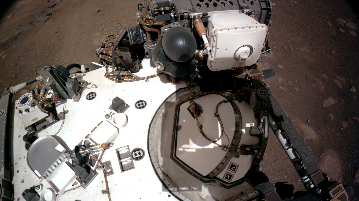 Imagen de la cubierta superior del Perseverance en Marte obtenida con una de las cámaras de navegación, o Navcams, a bordo. En la parte superior izquierda se aprecia el RDS, el sensor de radiación y polvo de MEDA