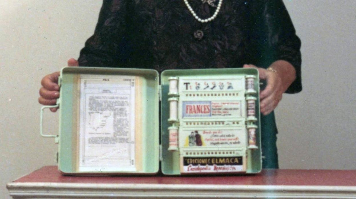 Ángela Ruiz Robles con su Enciclopedia Mecánica