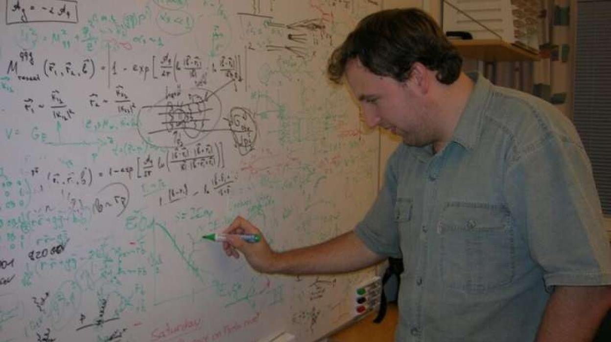 En la imagen, Roman Pasechnik realiza sus cálculos en una pizarra