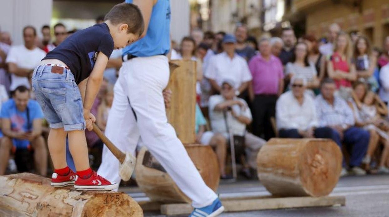 Un joven aizkolari (cortador de troncos) demuestra su habilidad en la Semana Grande de Bilbao, en una imagen de archivo