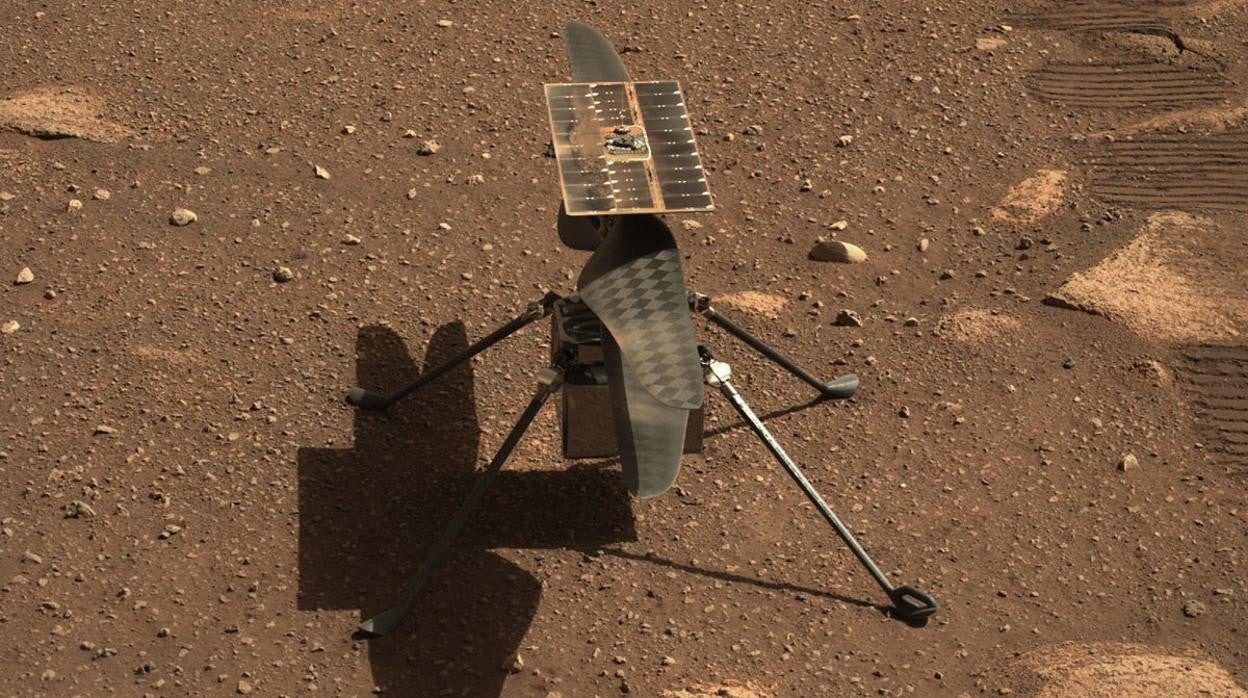 Imagen tomada desde el rover Perseverance del helicóptero Ingenuity sobre la superficie de Marte