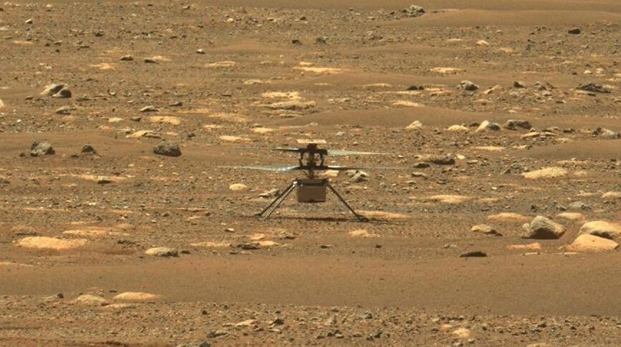 El helicóptero Ingenuity sobre Marte desde la perspectiva del rover Perseverance