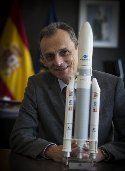 Pedro Duque posa en su despacho con una réplica del Ariane 5