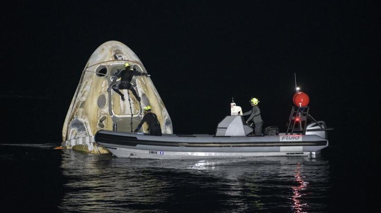 Imagen facilitada por la NASA del Space X poco después de amerizar