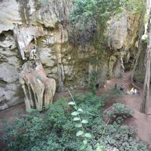 Cueva de Panga ya Saidi, con la excavación de la zanja donde se desenterró la tumba