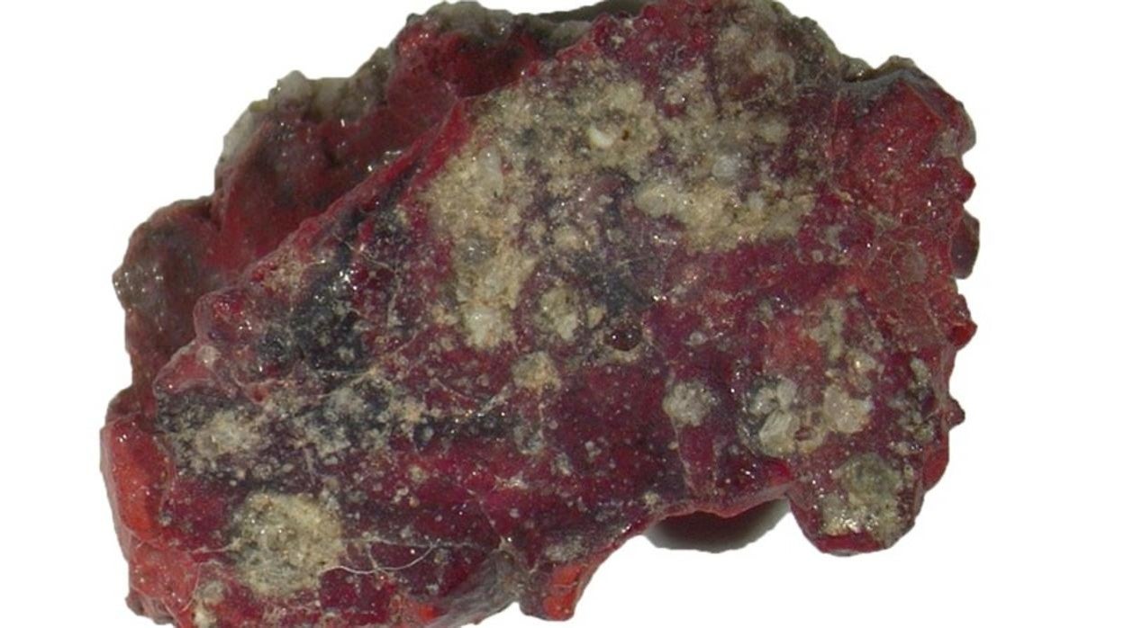 En la imagen, la muestra de mineral de trinitita que contenía el cuasicristal hallado por los científicos