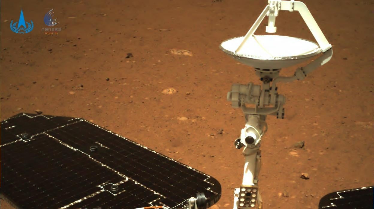 Una de las imágenes enviadas por el rover Zhurong días después del aterrizaje en Marte