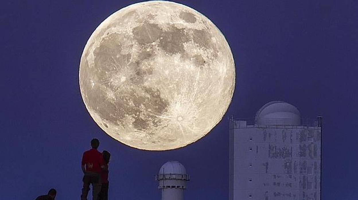Imagen de archivo de una superluna