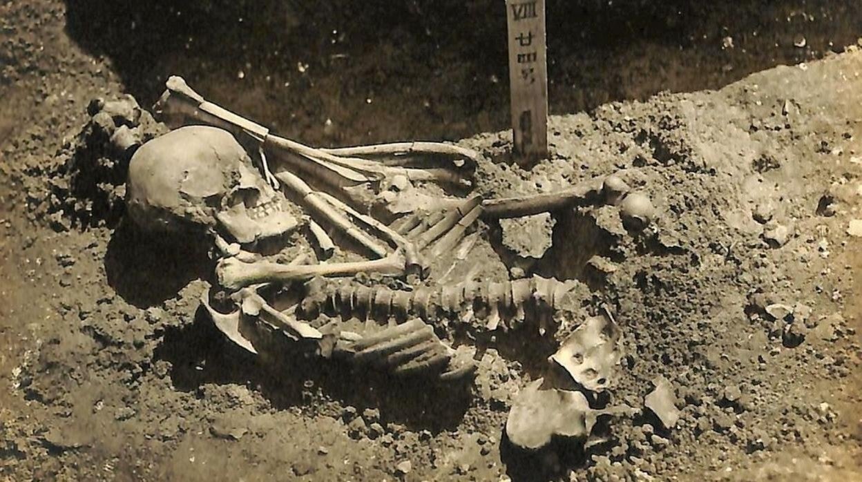 Fotografía original de la excavación donde fue hallada la víctima