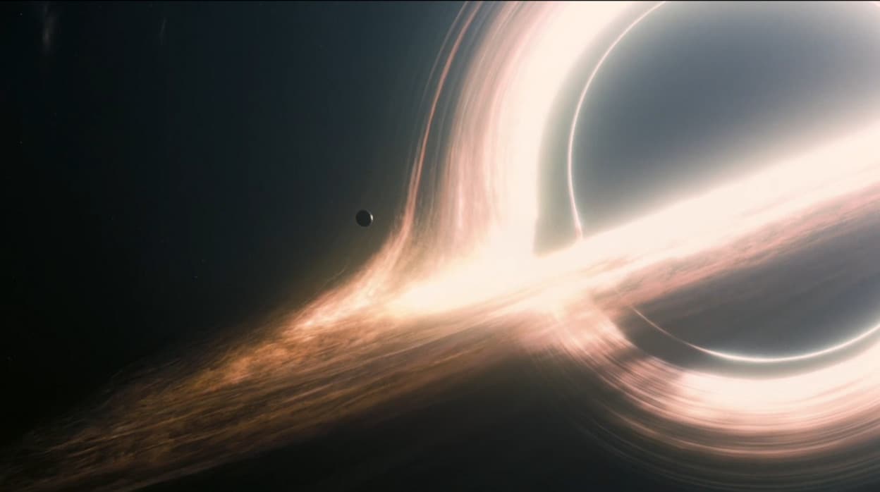 Un disco de gas brillante se arremolina en el agujero negro 'Gargantua' de la película Interstellar. Debido a que el espacio se curva alrededor del agujero negro, es posible mirar alrededor de su lado más alejado y ver la parte del disco de gas que de otro modo estaría oculta por el agujero