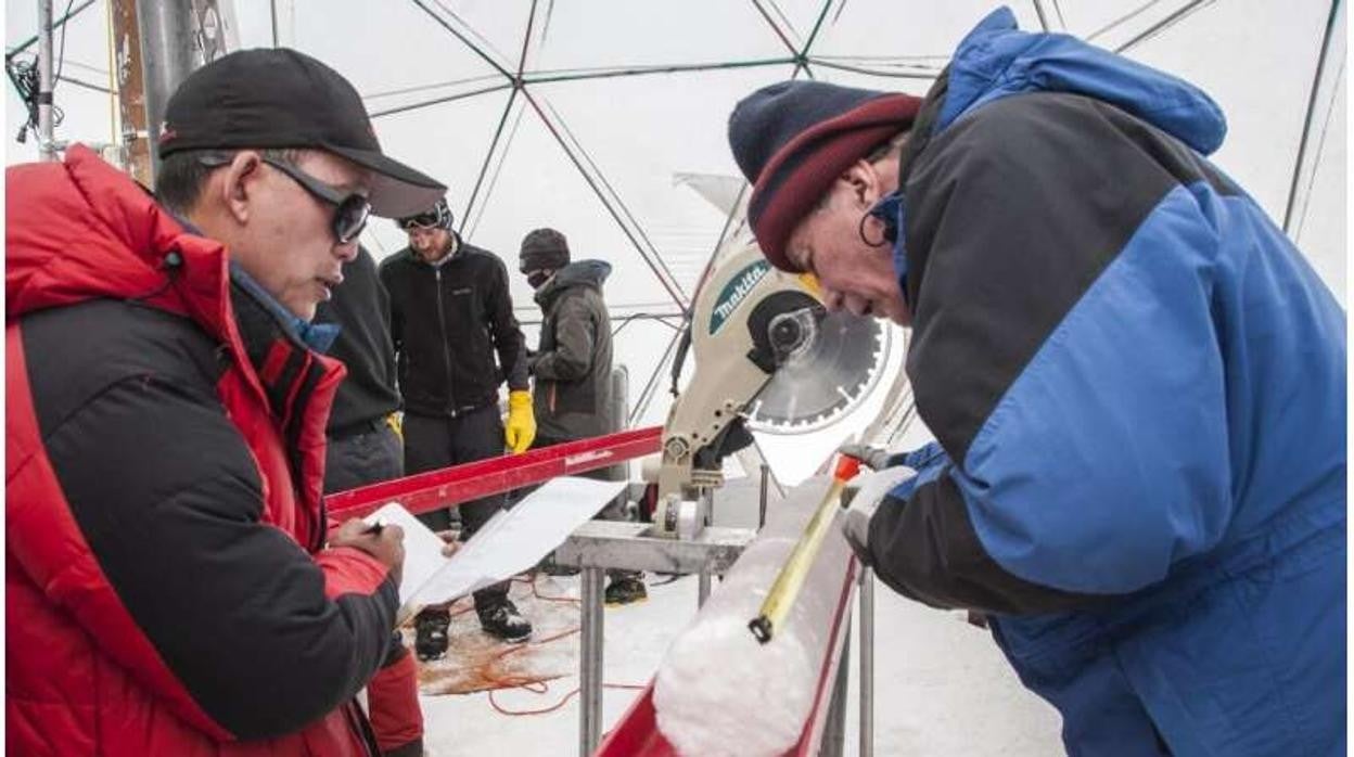 Yao Tandong, izquierda, y Lonnie Thompson, derecha, procesan un núcleo de hielo extraído del casquete glaciar Guliya en la meseta tibetana en 2015. El hielo contenía virus de casi 15.000 años de antigüedad