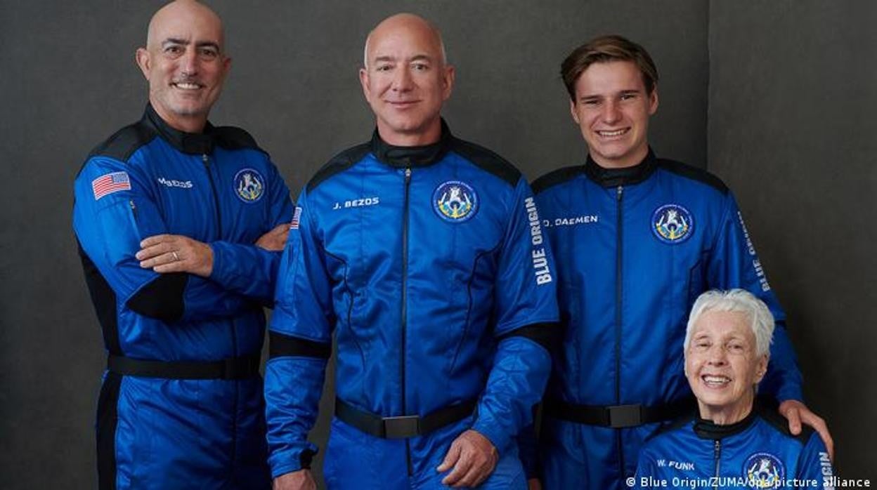 La tripulación del último vuelo de Blue Origin, con el magnate Jeff Bezos en el centro