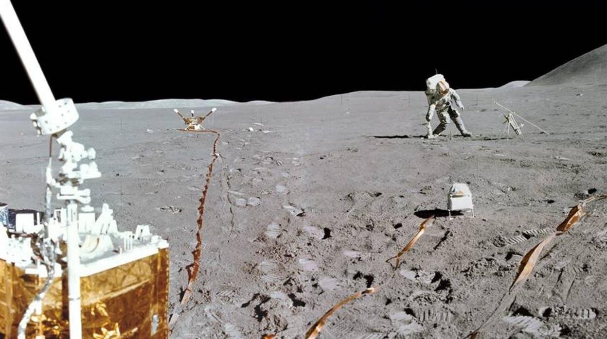 Est imagen combina dos fotografías tomadas por el piloto del módulo lunar del Apolo 15, Jim Irwin, al final de la segunda caminata lunar del Apolo 15 el 1 de agosto de 1971. Scott se inclina a su derecha y está abandonando el taladro Apollo Lunar Surface utilizado para tomar muestras de núcleos y configurar un experimento de flujo de calor. El espectrómetro de viento solar está en primer plano a la derecha