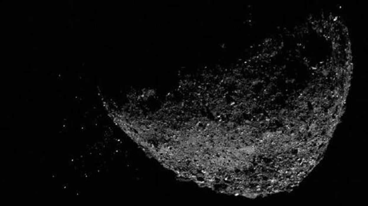 El asteroide Bennu, expulsando partículas de su superficie el 6 de enero de 2019 tras el impacto de la sonda OSIRS-REx después de recoger muestras de su superficie