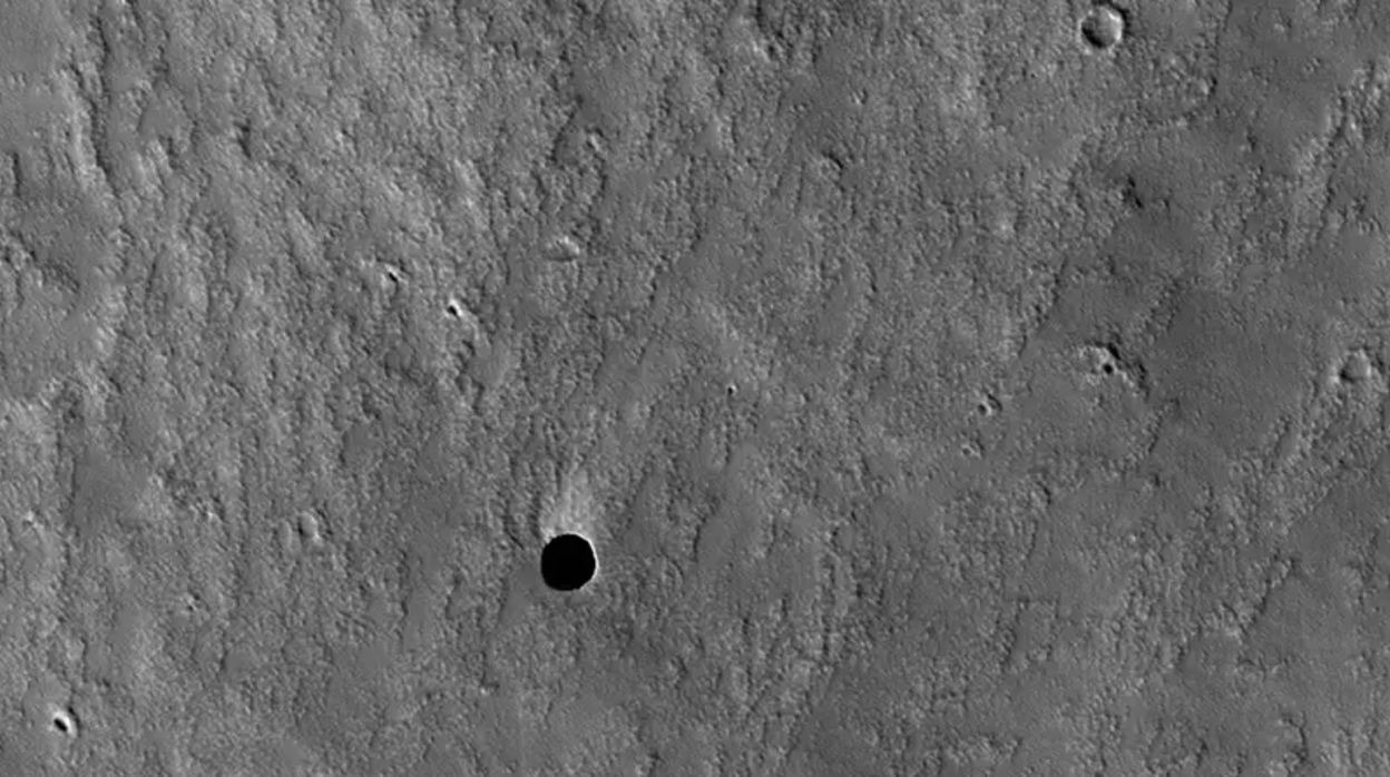 La entrada de una cueva marciana, fotografiada por la cámara HIRISE del Mars Reconnaissance Orbiter